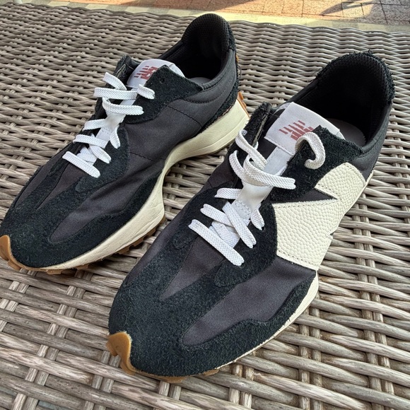 New Balance 327! Like NEW!!!! - Picture 3 of 16